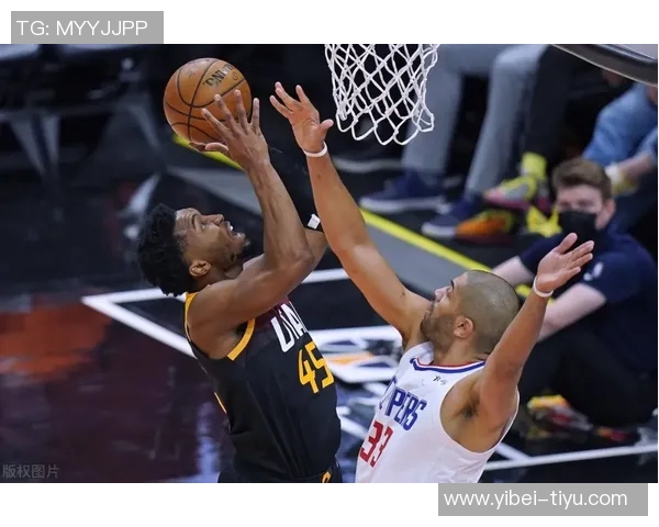 米切尔半场三分火力全开5投5中轻松拿下15分助球队争胜