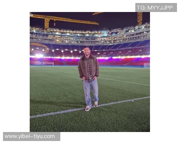 巴萨重返诺坎普进行公开训练球员教练齐聚合影留念展现团队精神